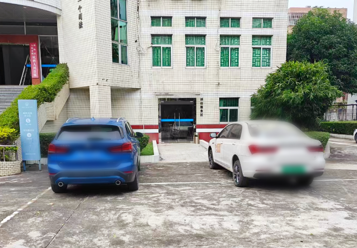 台风前将扣押车辆转移至安全场地.jpg